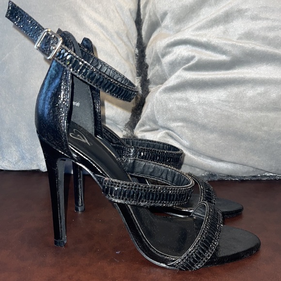 Black stiletto hells with black rhinestones. Size 8. Lightly worn NO BOX! - Picture 2 of 3